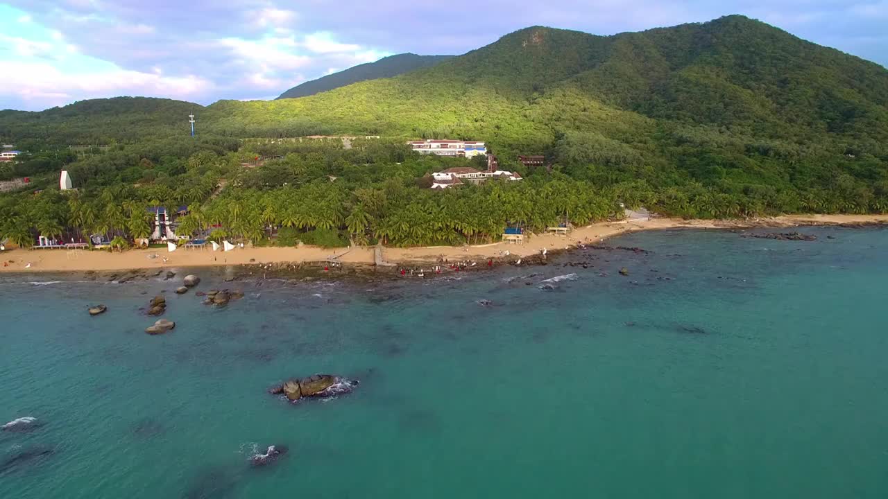 航拍海南三亚大小洞天景区风光-灯塔、椰林、海水、礁石、沙滩、天空视频素材