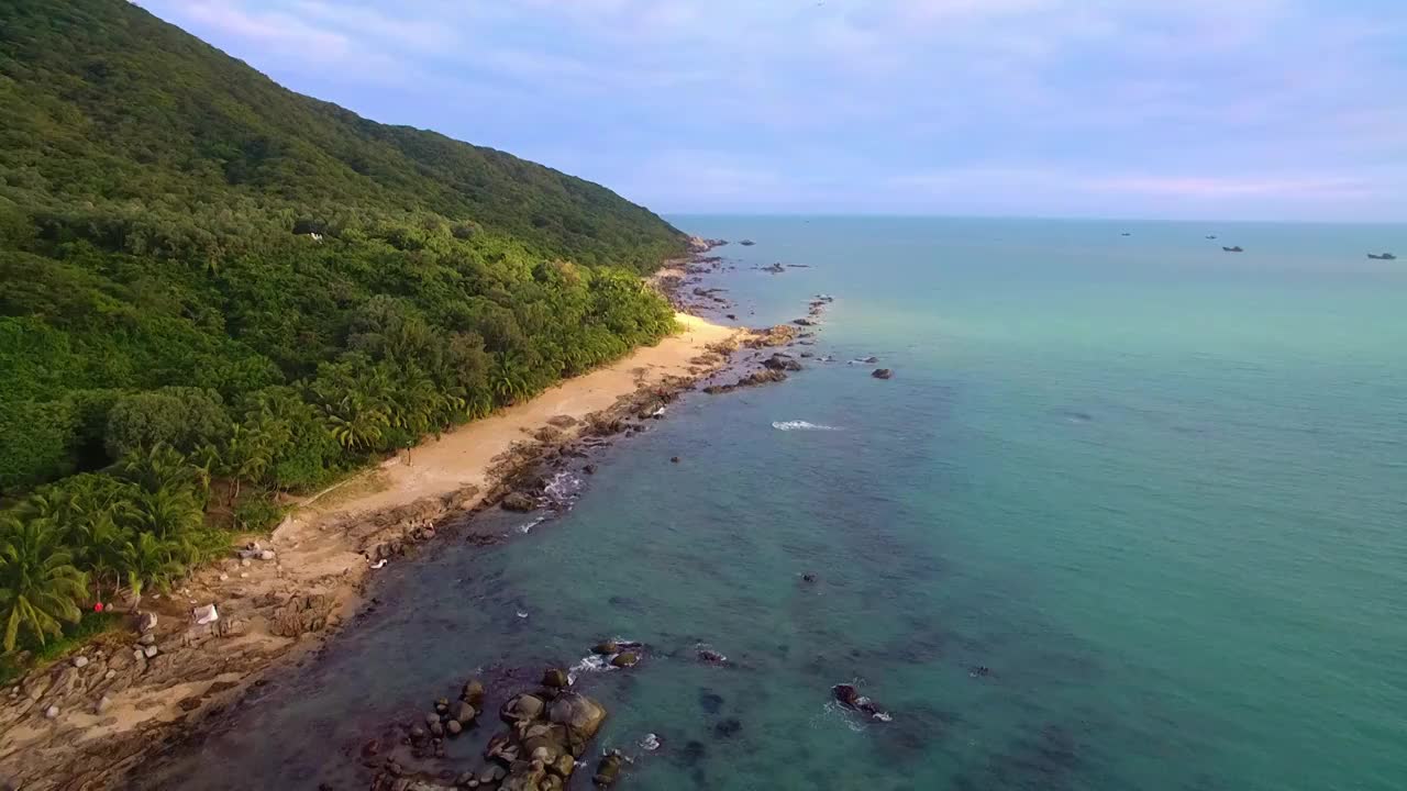 航拍海南三亚大小洞天景区风光-灯塔、椰林、海水、礁石、沙滩、天空视频素材