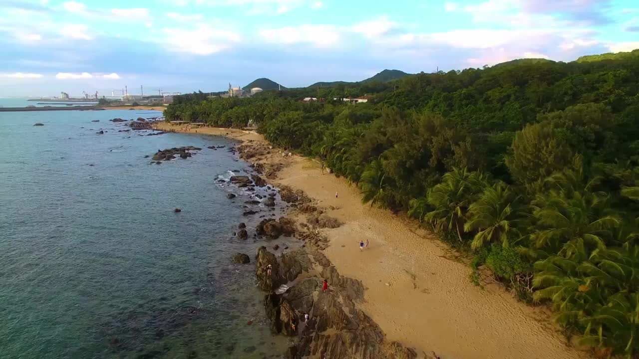 航拍海南三亚大小洞天景区风光-灯塔、椰林、海水、礁石、沙滩、天空视频素材