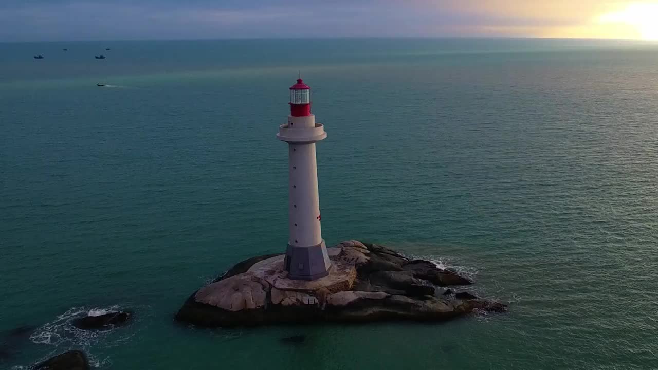 航拍海南三亚大小洞天景区风光-灯塔、椰林、海水、礁石、沙滩、天空视频素材