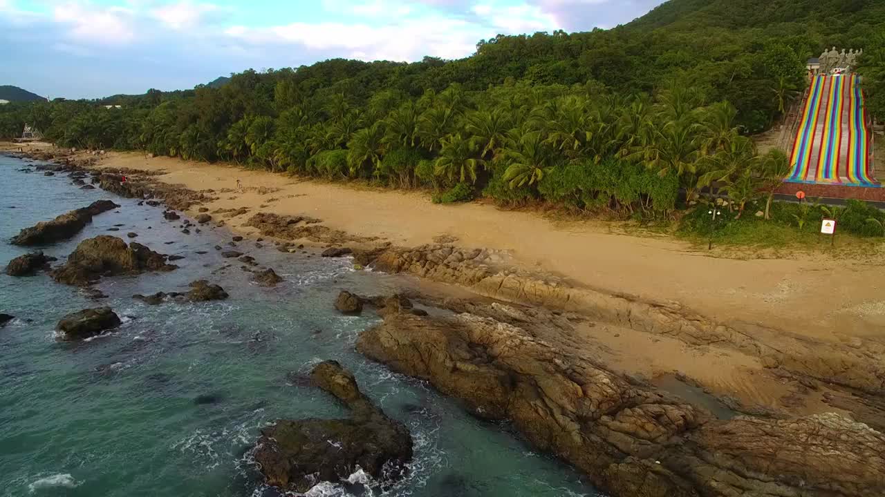 航拍海南三亚大小洞天景区风光-灯塔、椰林、海水、礁石、沙滩、天空视频素材