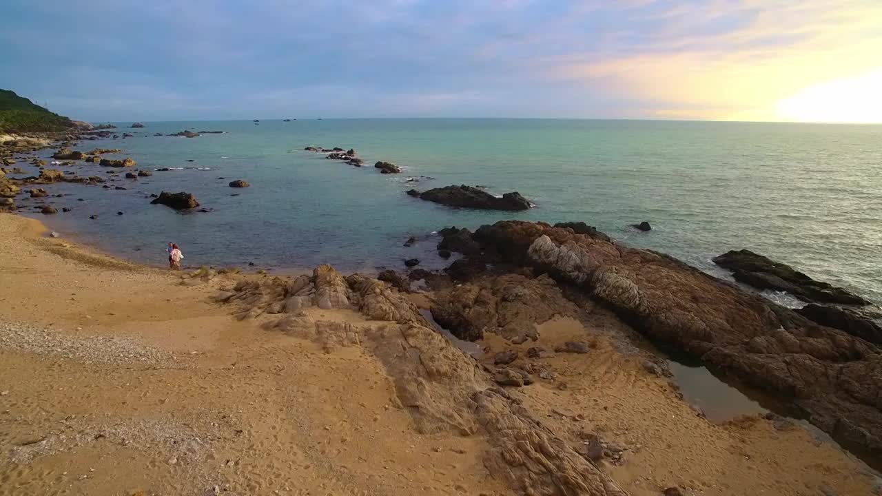 航拍海南三亚大小洞天景区风光-灯塔、椰林、海水、礁石、沙滩、天空视频素材