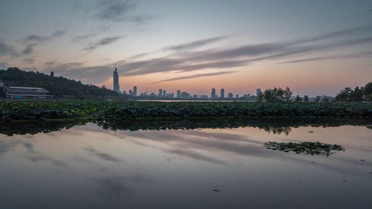 南京玄武湖看晚霞与城市夜景视频素材