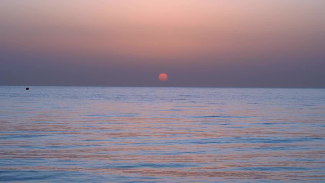 阿那亚日出橘子海河北省秦皇岛市北戴河区海面日出美景视频素材