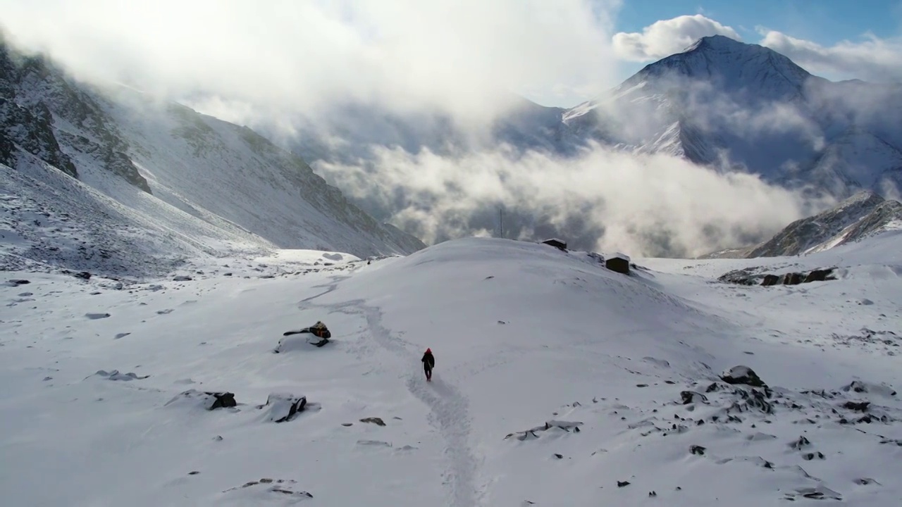 四姑娘山大峰攀登在雪山上登山的人视频素材