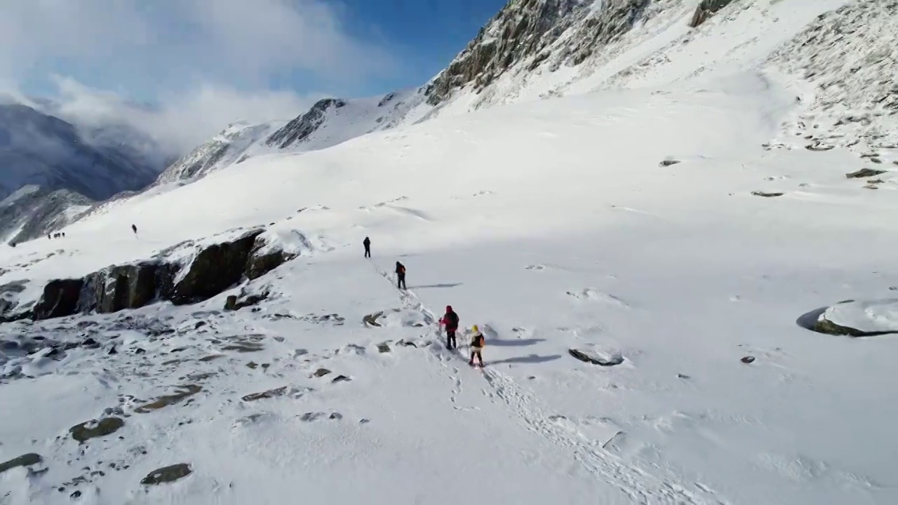 四姑娘山大峰攀登在雪山上登山的人视频素材