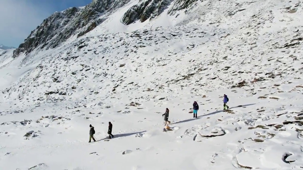 四姑娘山大峰攀登在雪山上登山的人视频素材