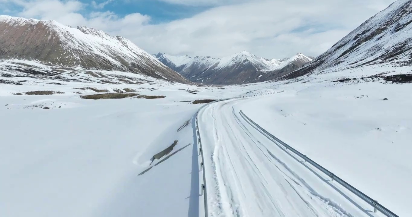 航拍青藏高原高海拔雪原中积雪的道路视频素材