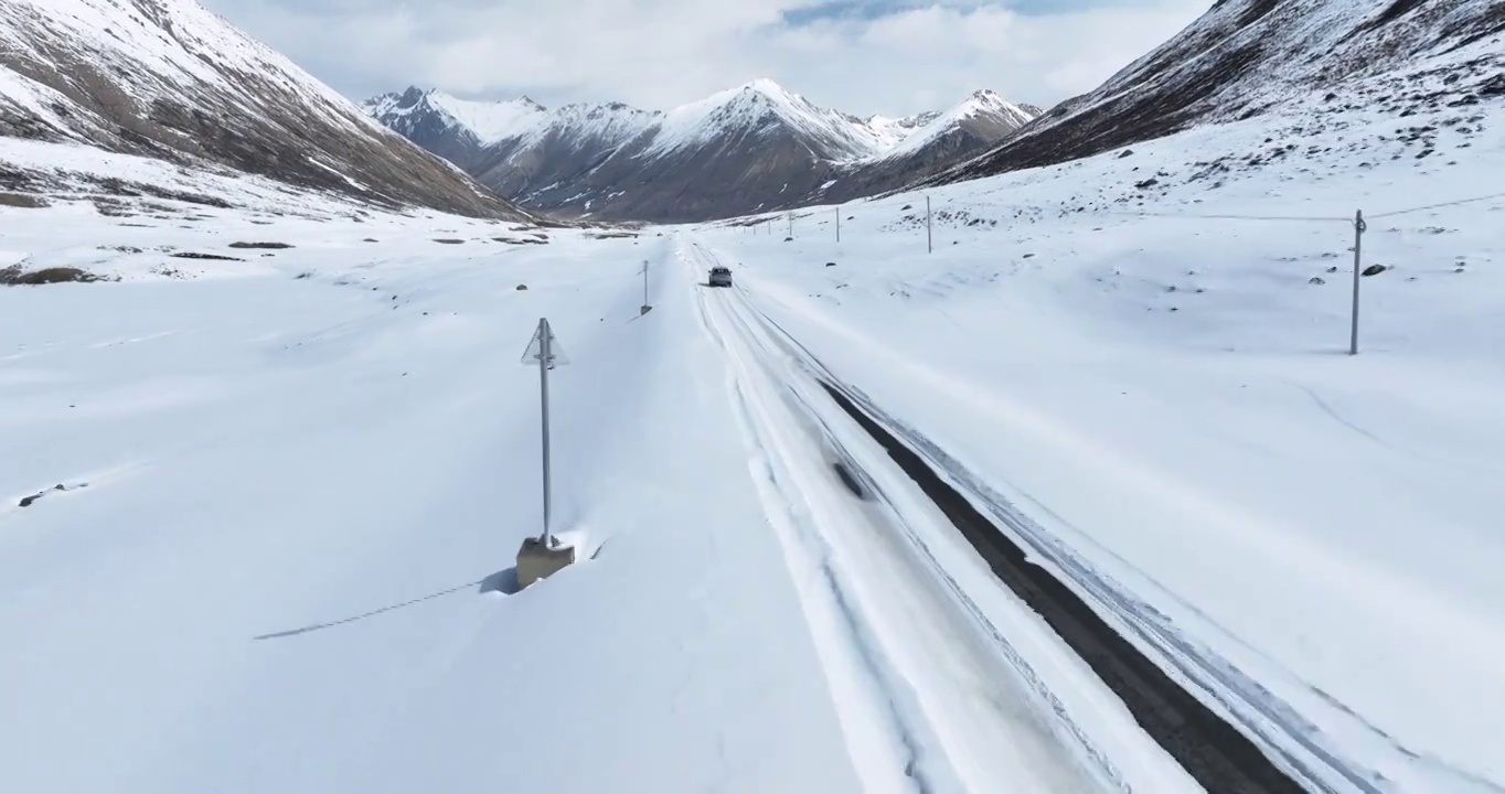 航拍青藏高原高海拔雪原中积雪的道路视频素材