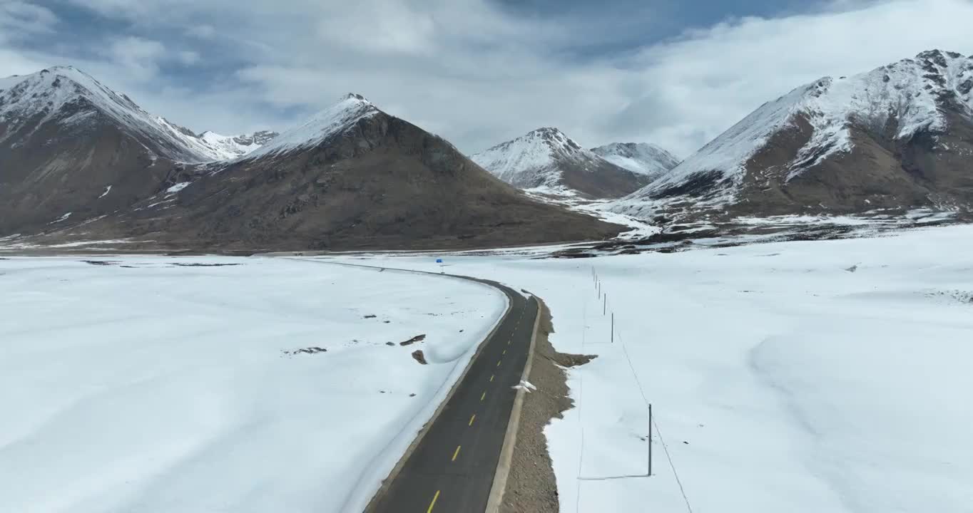 航拍青藏高原高海拔雪原中积雪的道路视频素材