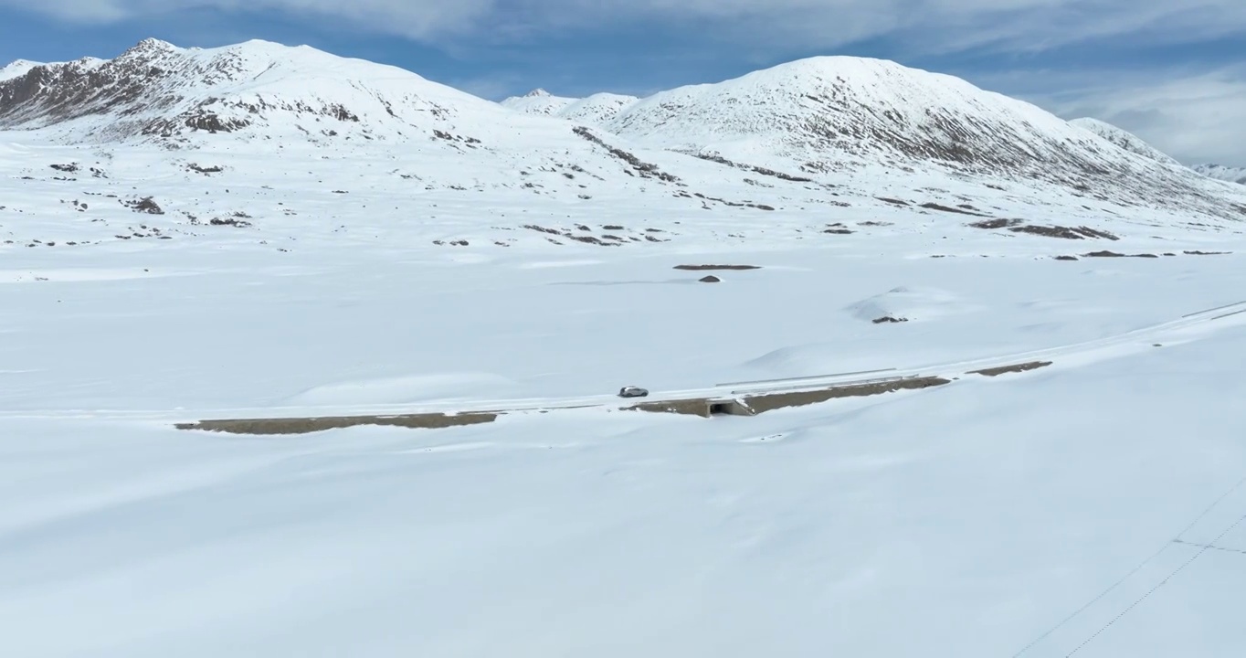 越野车SUV行驶在青藏高原高海拔雪原中积雪的道路上视频素材