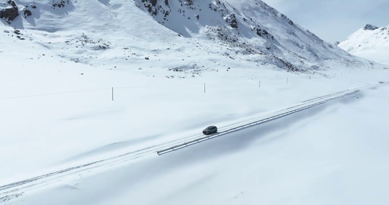 越野车SUV行驶在青藏高原高海拔雪原中积雪的道路上视频素材