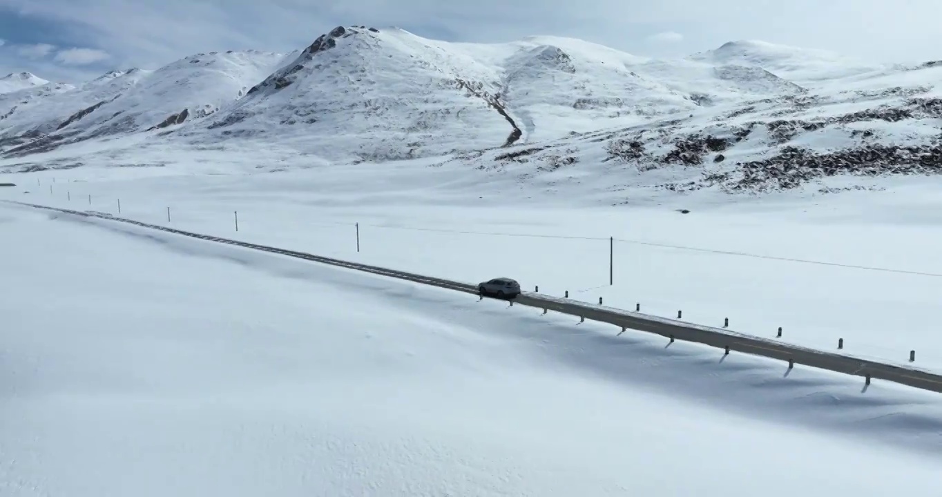 越野车SUV行驶在青藏高原高海拔雪原中积雪的道路上视频素材