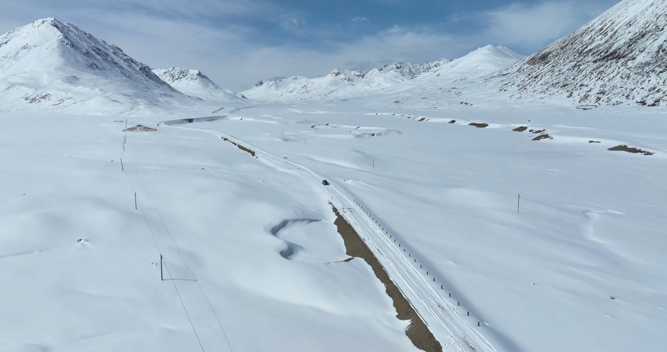 越野车SUV行驶在青藏高原高海拔雪原中积雪的道路上视频素材