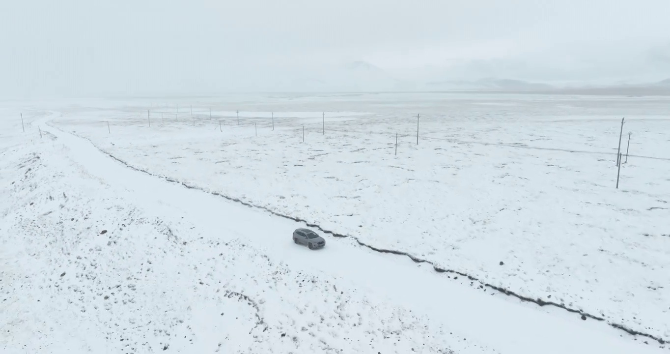 越野车SUV行驶在青藏高原高海拔雪原中积雪的道路上视频素材