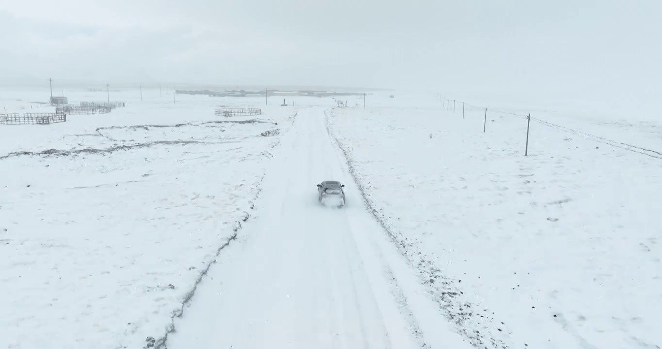 越野车SUV行驶在青藏高原高海拔雪原中积雪的道路上视频素材