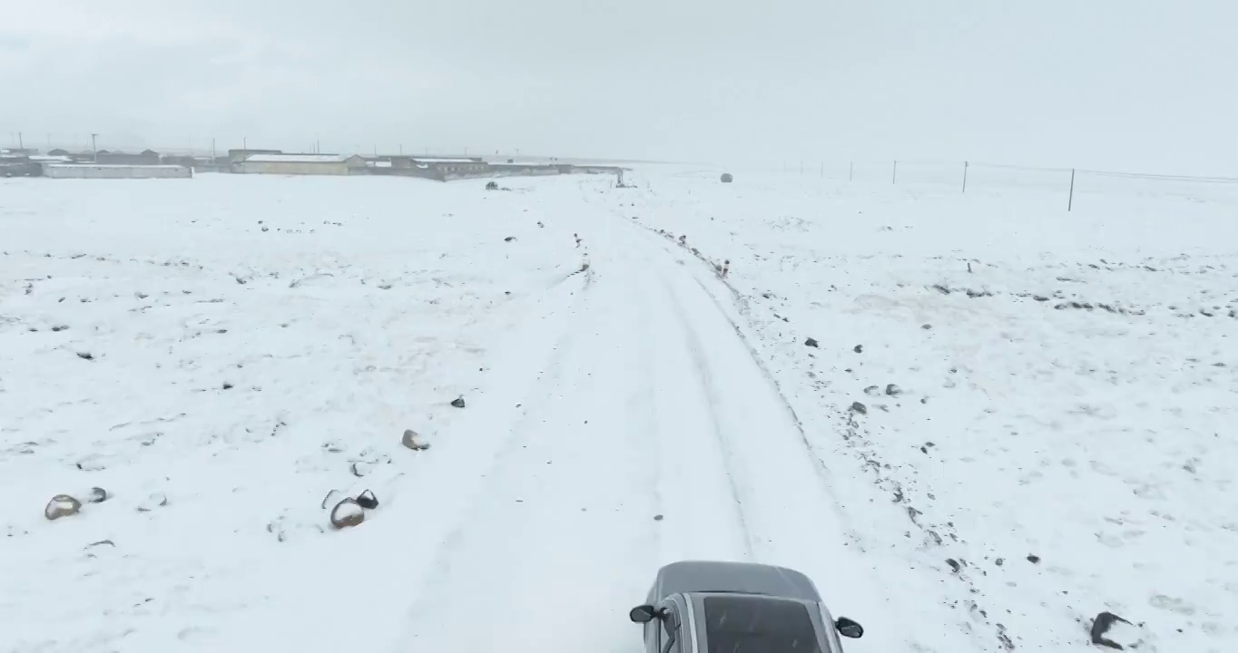 越野车SUV行驶在青藏高原高海拔雪原中积雪的道路上视频素材