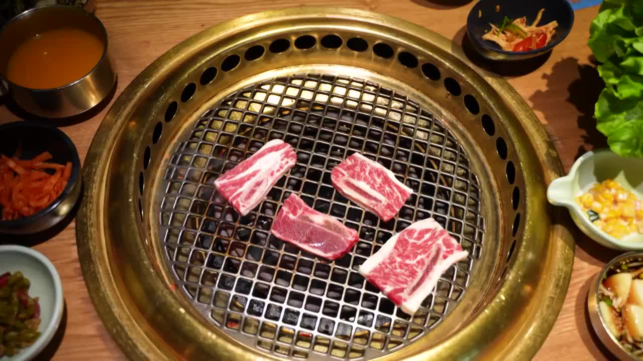 烤肉炭火烤肉约会聚餐视频素材