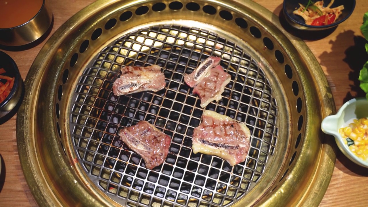 烤肉炭火烤肉约会聚餐视频素材