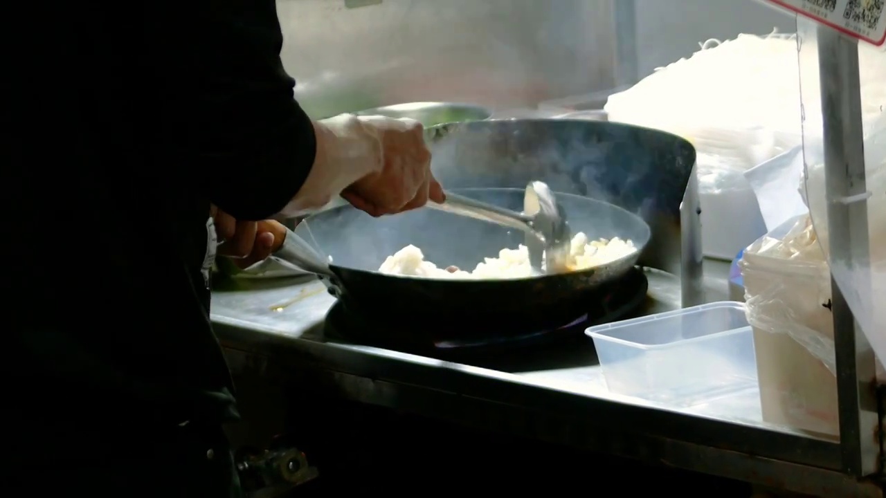 大排档厨师炒饭大火翻炒颠锅抛锅高效熟练烹饪技法锅汽爆棚街头美食节宵夜最受欢迎熟食风味鸡蛋炒饭家常菜视频素材