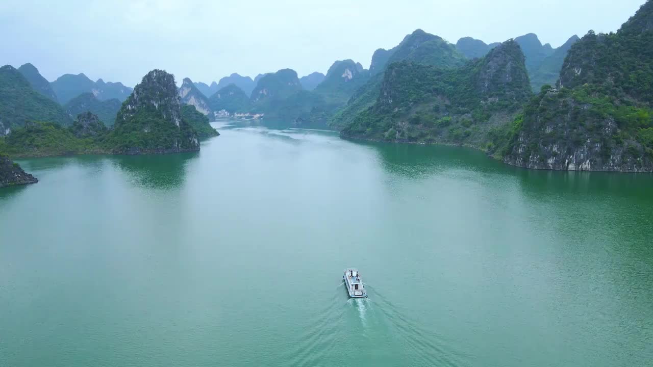 上林大龙湖航拍水库湖泊景区生态视频素材