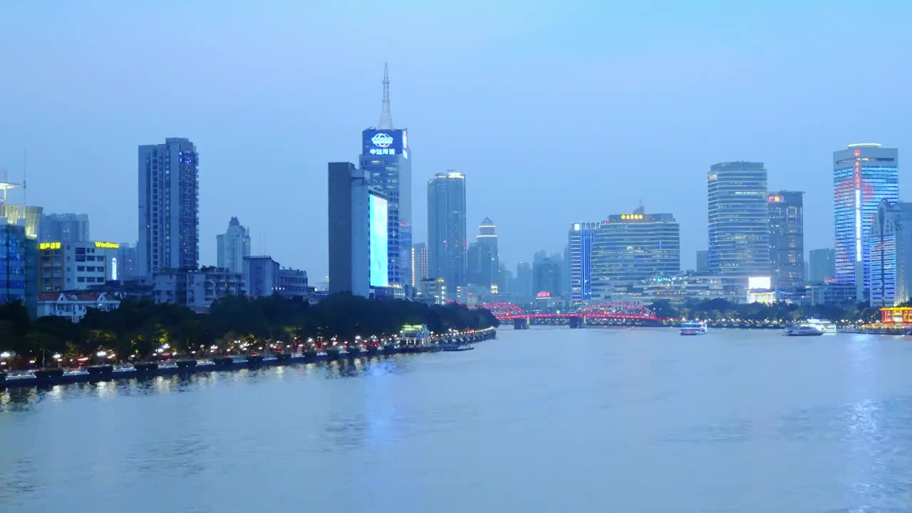 广州蓝调时刻夜幕延时摄影珠江两岸高楼流光溢彩照亮国际化大都市大楼灯火璀璨光辉形象珠江游船穿行航道繁忙视频素材