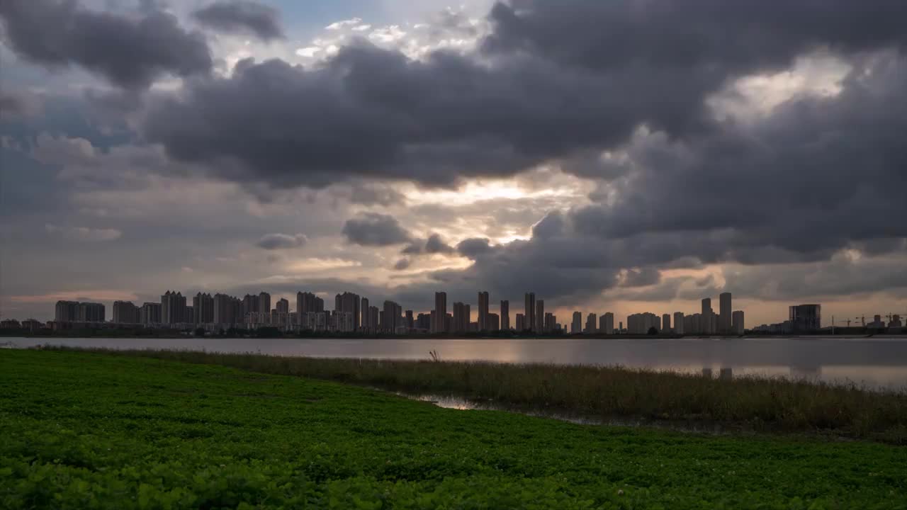 长春八一水库及周边建筑流云火烧云日落延时视频素材