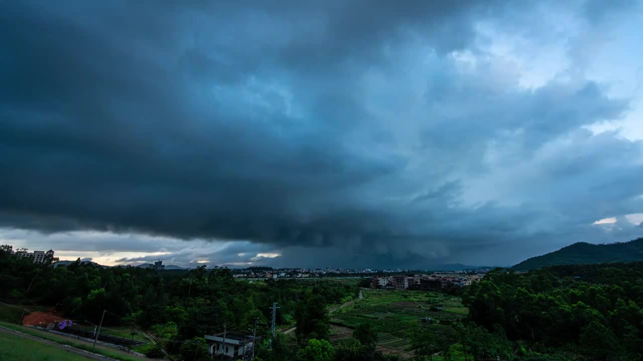 8K珠海斗门弧状积雨云光线变化延时视频素材