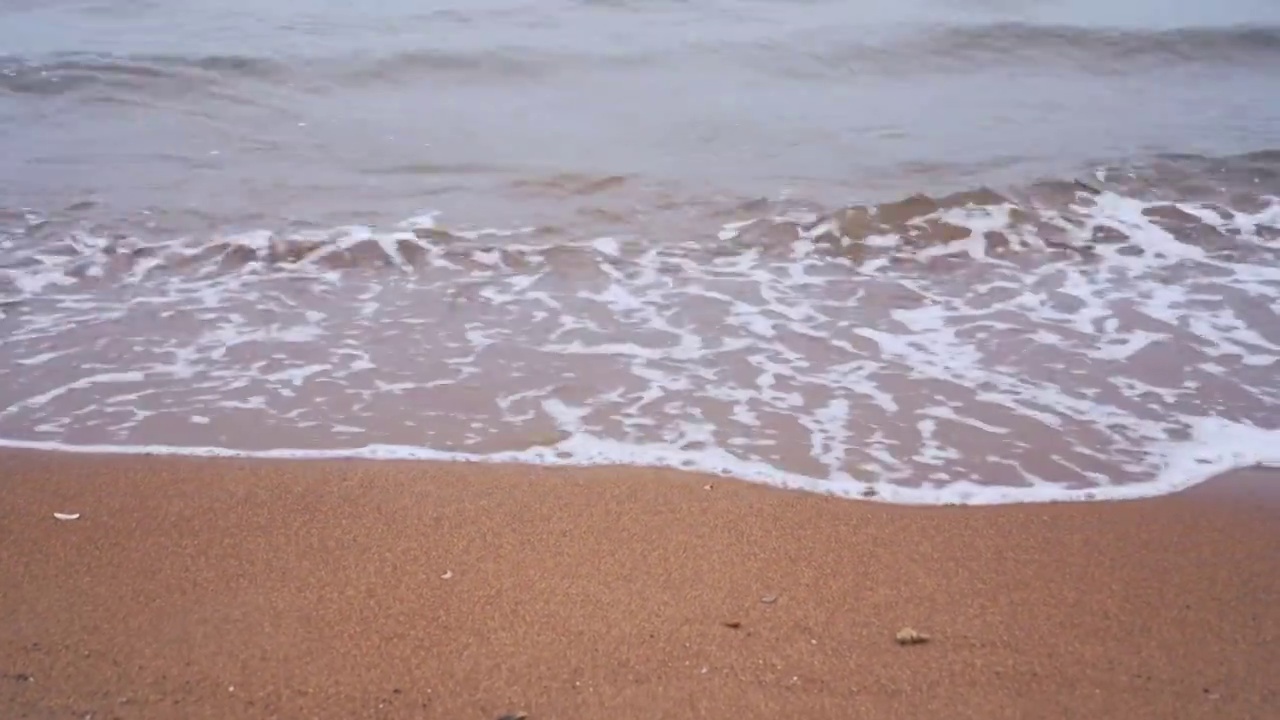 海水拍打在沙滩上视频素材