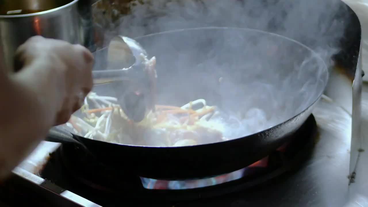 街头小贩大排档现炒米粉酱油鸡蛋肉丝芽菜腊味大火翻炒锅汽爆棚街头走鬼档宵夜受欢迎熟食风味豉油王生炒米粉视频素材