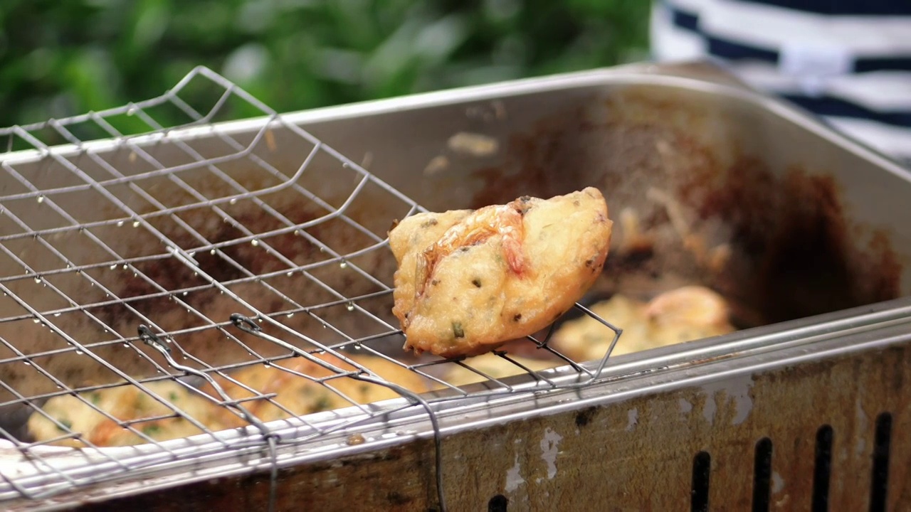 街头食品油炸虾饼传统民间小吃炸锅虾肉面饼味道鲜美农村小镇古村街头特色零食酥脆可口儿时味道怀旧炸虾饼视频素材