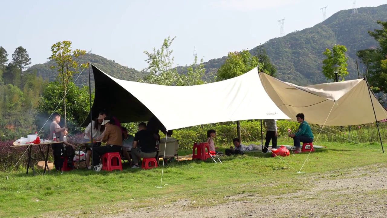 露营帐篷烧烤基地篝火野餐家庭亲子户外假期视频素材