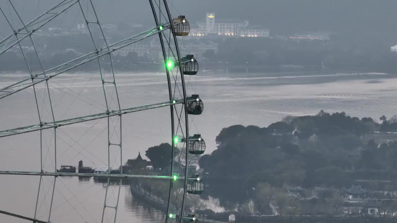 江苏省无锡市滨湖区太湖之星水上摩天轮视频素材