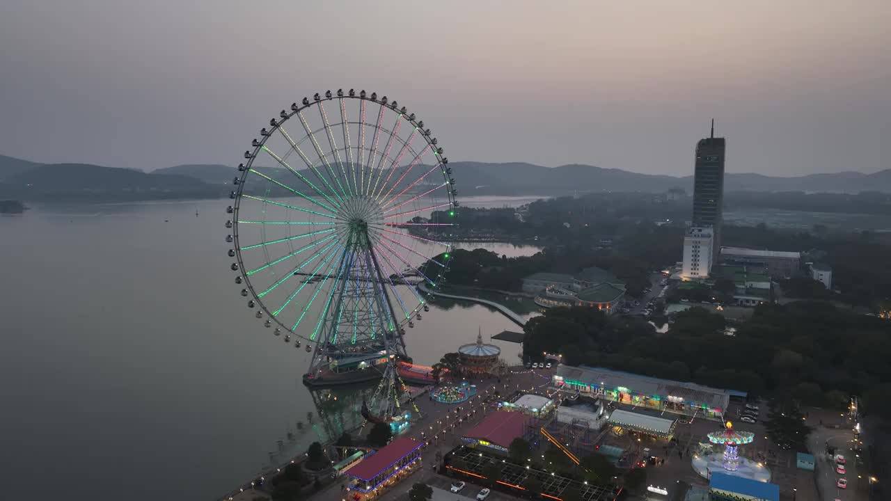 江苏省无锡市滨湖区太湖之星水上摩天轮视频素材