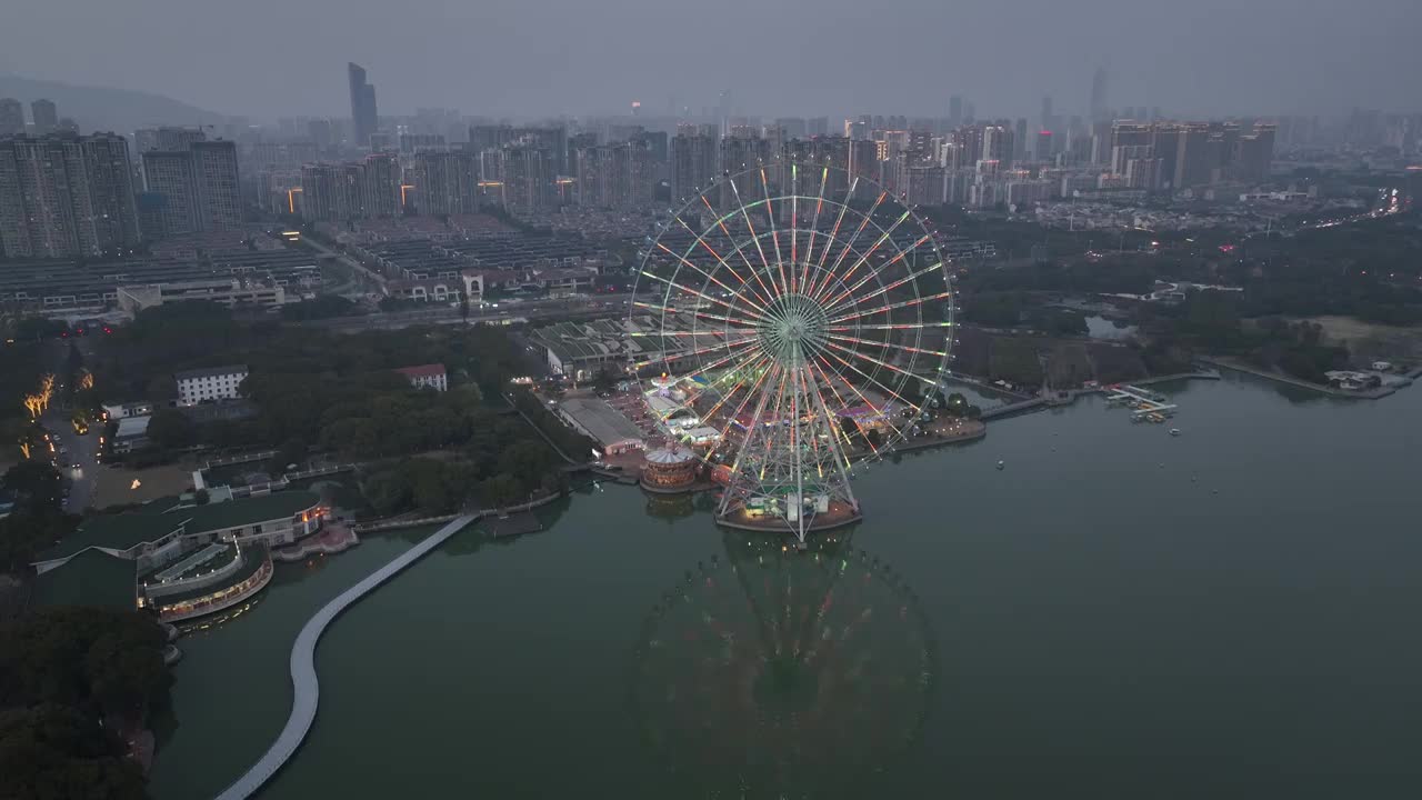 江苏省无锡市滨湖区太湖之星水上摩天轮视频素材