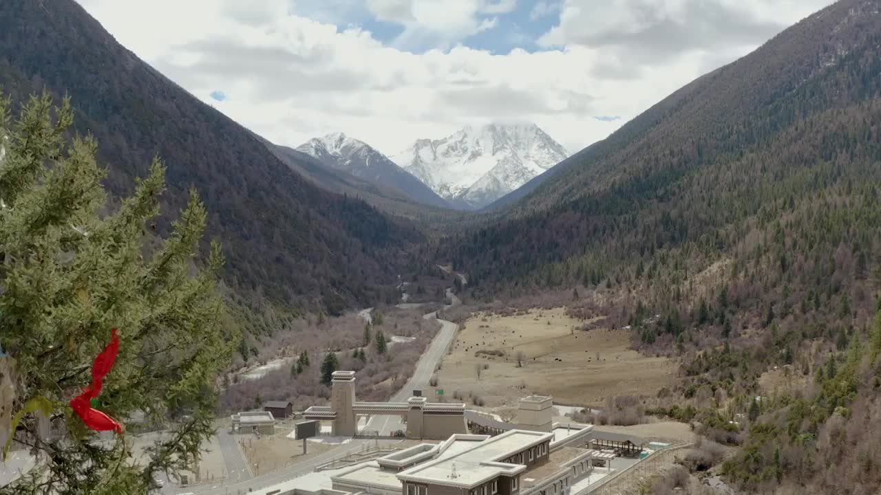 航拍雅拉雪山视频素材