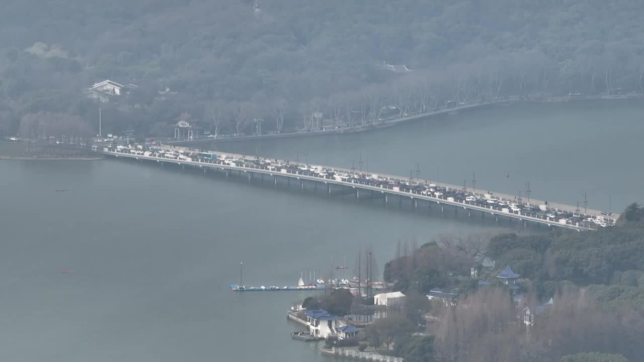 无锡市滨湖区蠡湖-拥挤的宝界桥视频素材