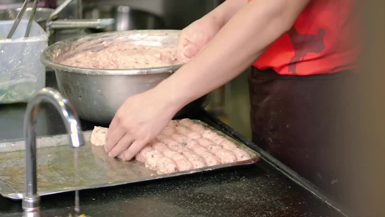 饭店厨师制作传统手工现煮美味鲜香好吃手打牛肉丸香菜肉丸子可口美味潮汕客家广府肉丸火锅街头美食节早餐视频素材