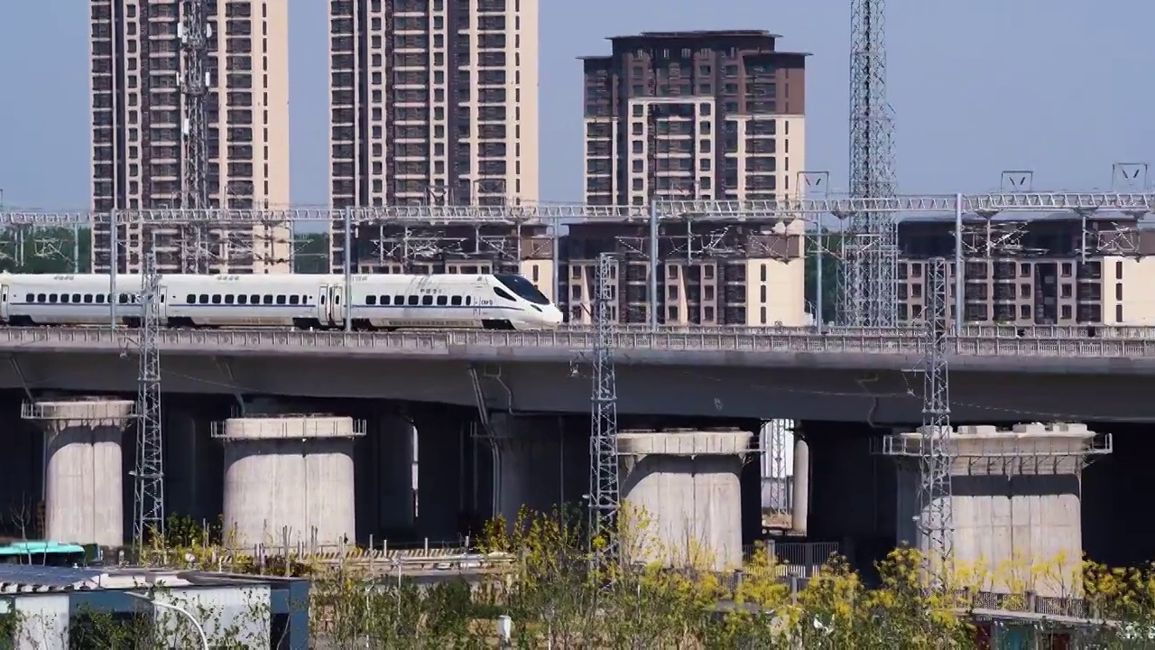 行驶中的高铁列车中国铁路和谐号铁路高架旅游旅行轨道通勤速度旅途视频素材