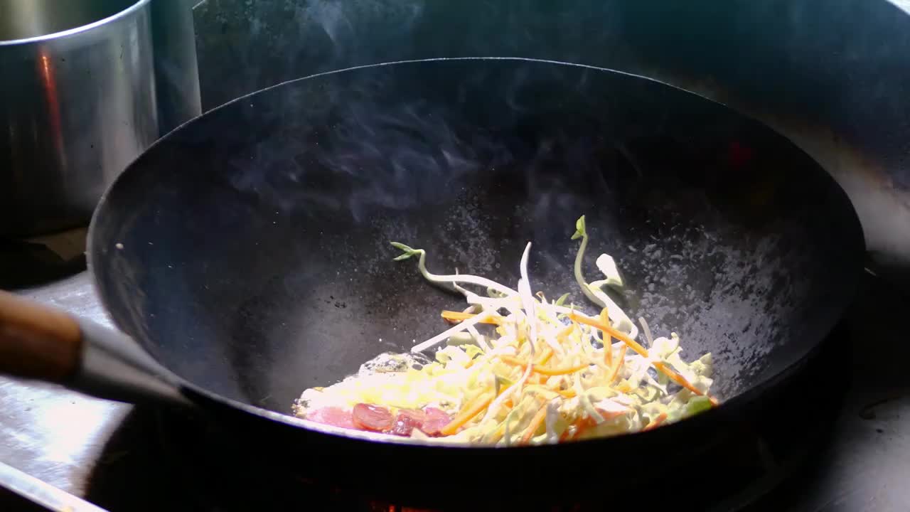 厨师现炒米粉酱油鸡蛋肉丝芽菜葱蒜颠锅大火翻炒抛锅街头美食节宵夜受欢迎熟食大排档风味豉油王生炒米粉视频素材