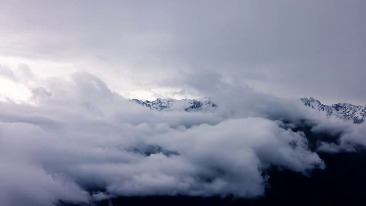 夹金山暴风雨雪山云海延时视频素材