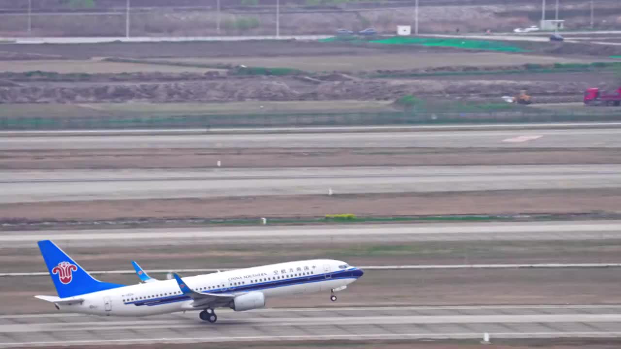 南方航空飞机在浦东机场跑道滑行起飞视频素材