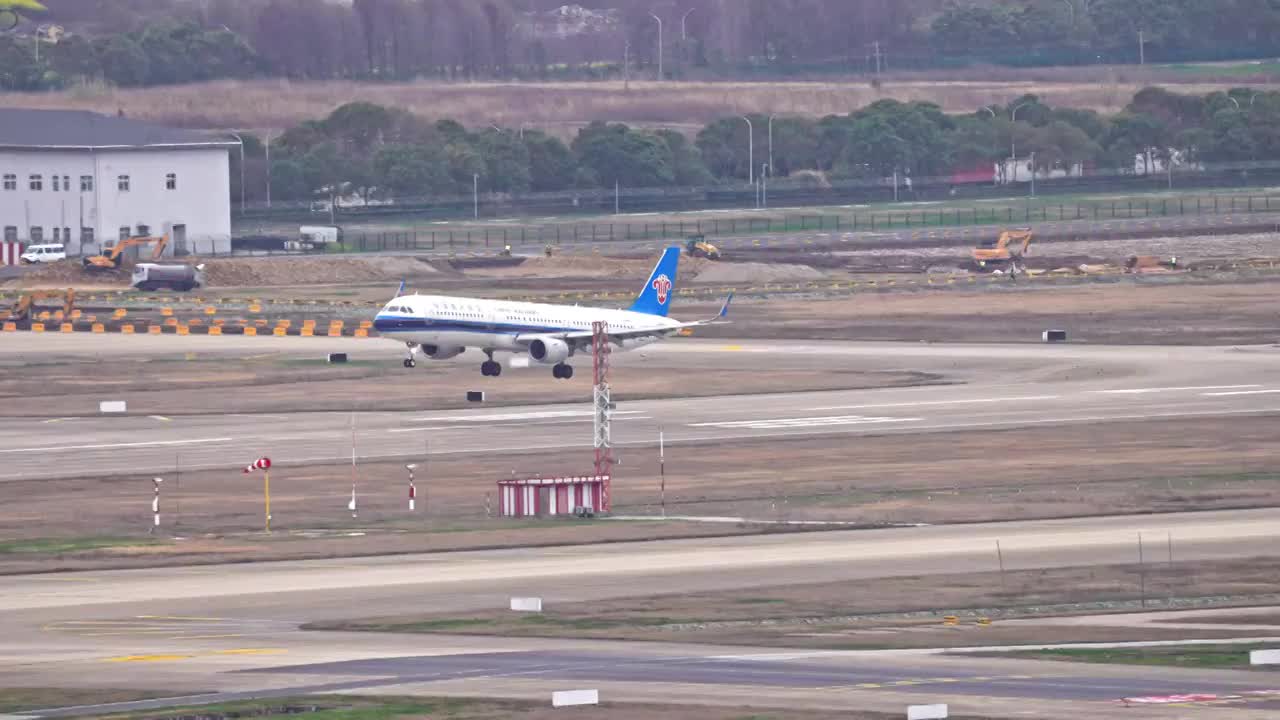 南方航空飞机在浦东机场跑道滑行起飞视频素材