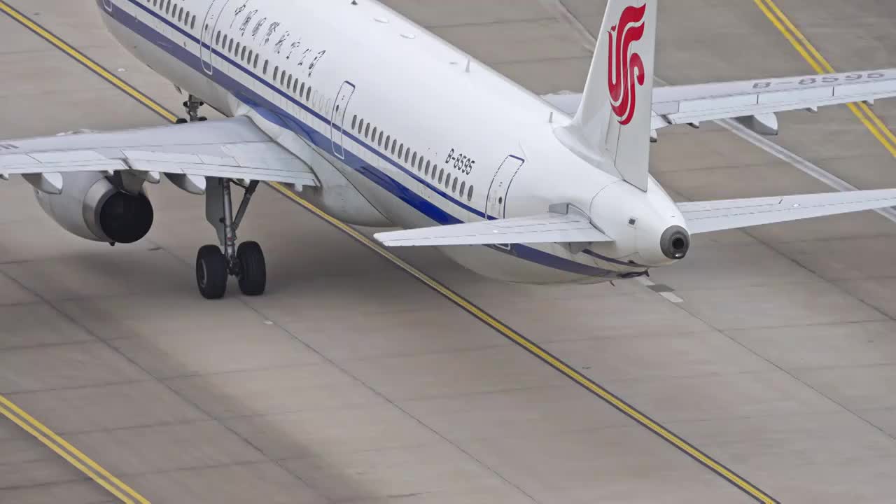 中国国际航空公司飞机在浦东机场跑道滑行起飞视频素材