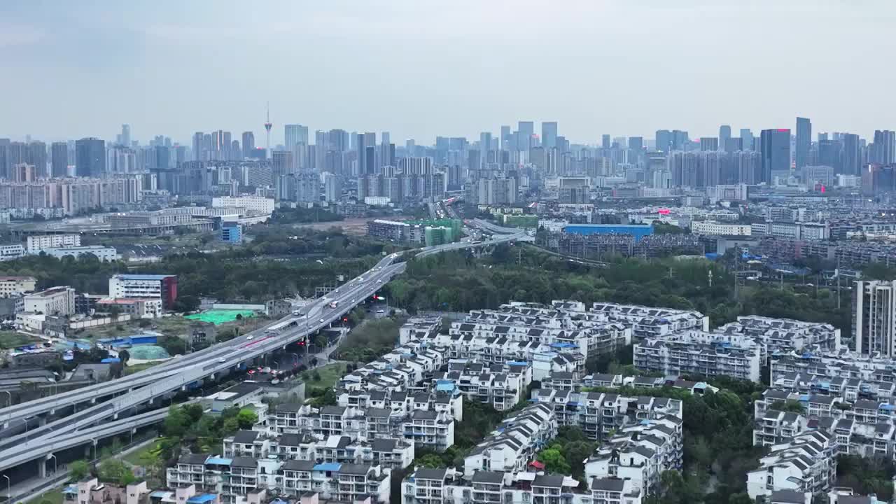 成都凤凰山高架桥城市天际线航拍视频素材