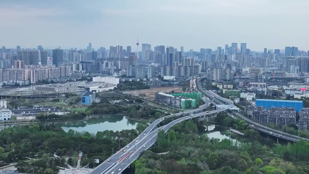 成都凤凰山高架桥城市天际线航拍视频素材