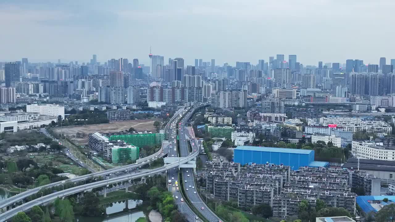 成都凤凰山高架桥城市天际线航拍视频素材