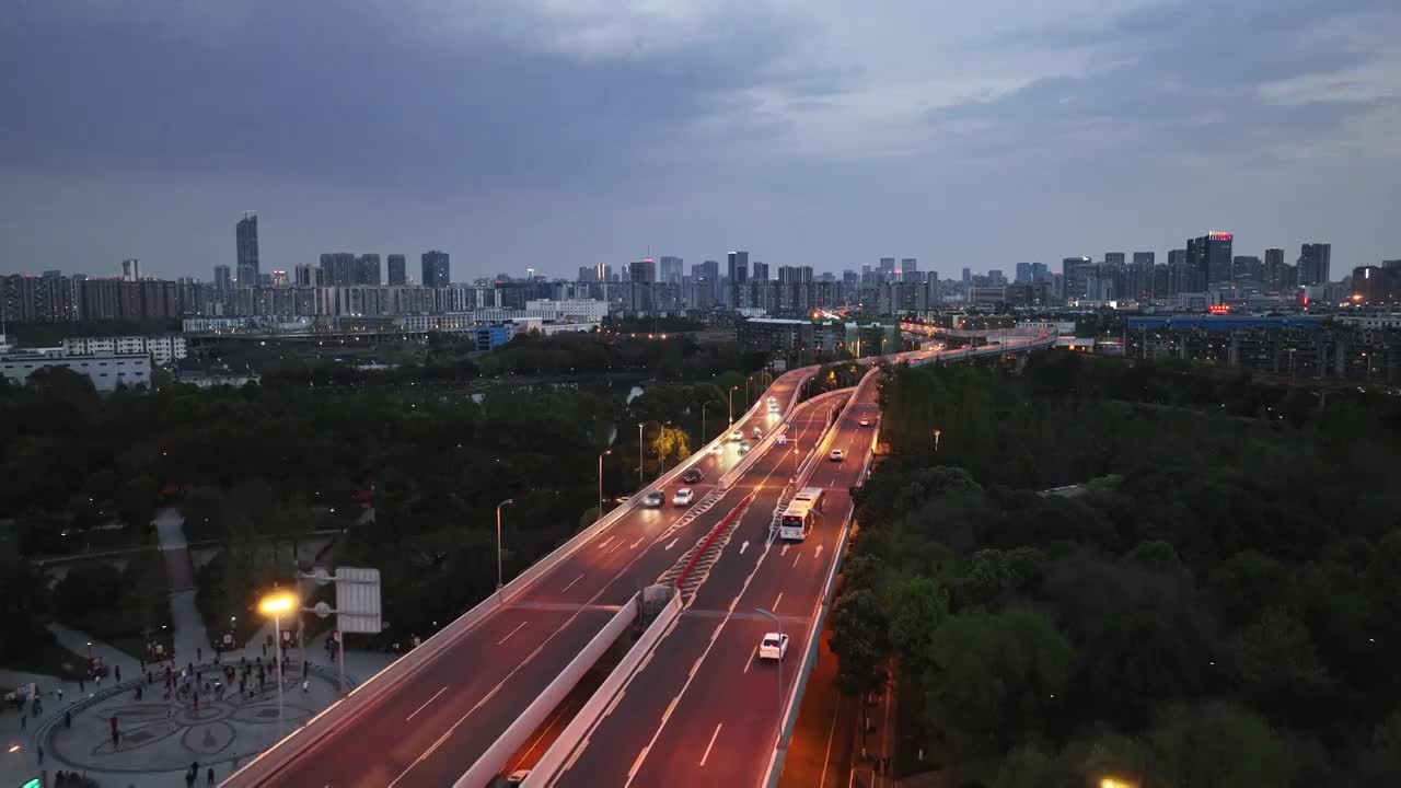 成都凤凰山高架桥城市天际线航拍视频素材