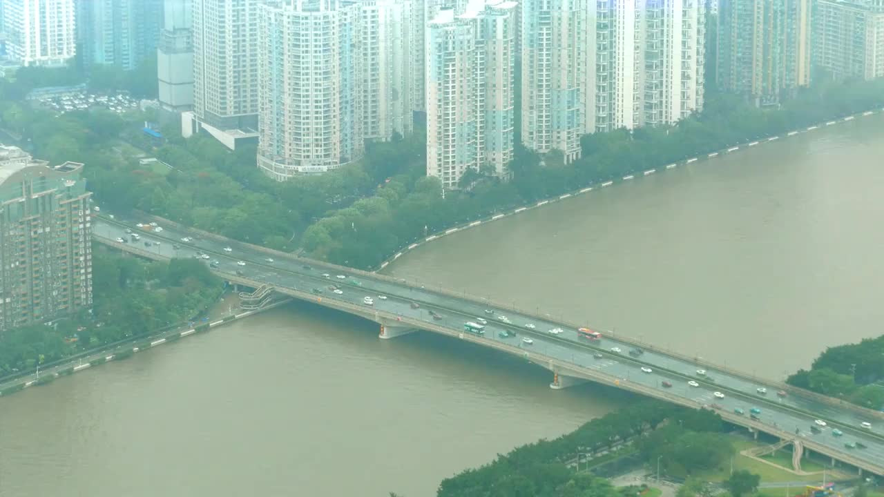 雨季下雨天云雾缭绕广州大桥交通顺畅珠江两岸高楼拔地而起大都市繁华活力无限焕发现代气息车水马龙车来车往视频素材