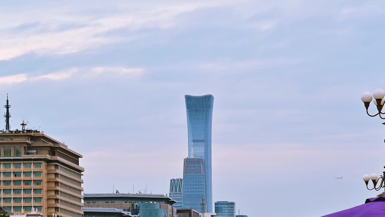 傍晚飞机飞过北京地标中国尊视频素材